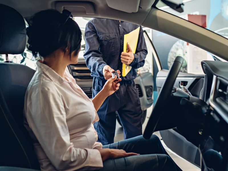 interno-auto-con-ragazza-e-meccanico